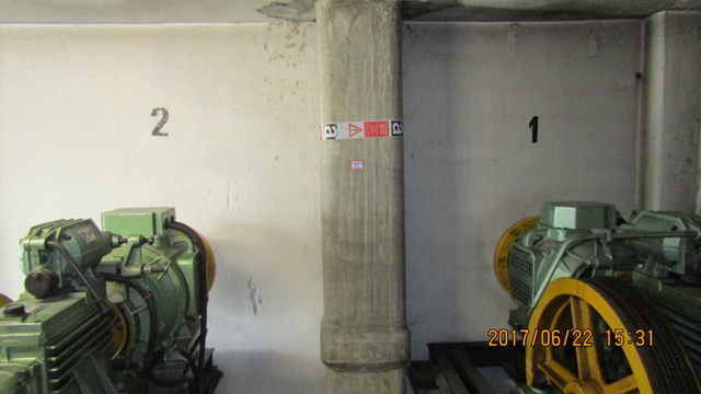 Condotta interamente coibentata in cemento amianto nel locale manutenzione ascensori deputata all’utilizzo di canna fumaria in perfetto stato di conservazione con segnaletica apposta come prescritto ex lege