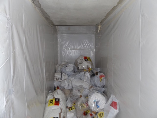 Accatastamento rifiuti pericolosi contenenti amianto in una parte di area confinata in attesa di lavaggio sacchi e fuoriuscita