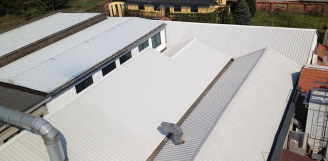 Bonifica tetto di amianto compatto con rimozione e montaggio nuova copertura